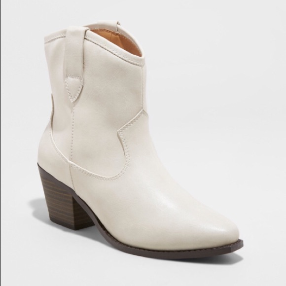 Shoes - NWOT Universal Threads ivory boots